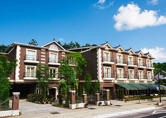 Exterior / Daytime: A classical exterior that harmonizes with the city.