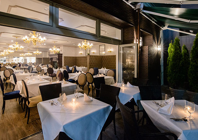 Restaurant "Arpeggio" / A space integrated with the terrace