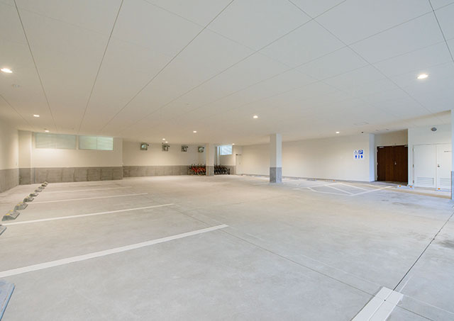 Parking: Free parking available for hotel guests; 45 spaces available.