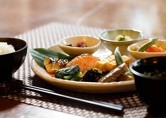 Example of a Japanese and Western-style breakfast buffet