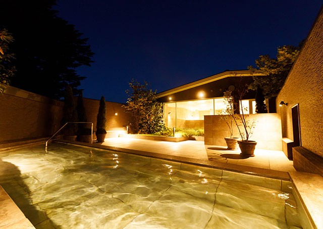 An open-air bath where you can relax under the night sky