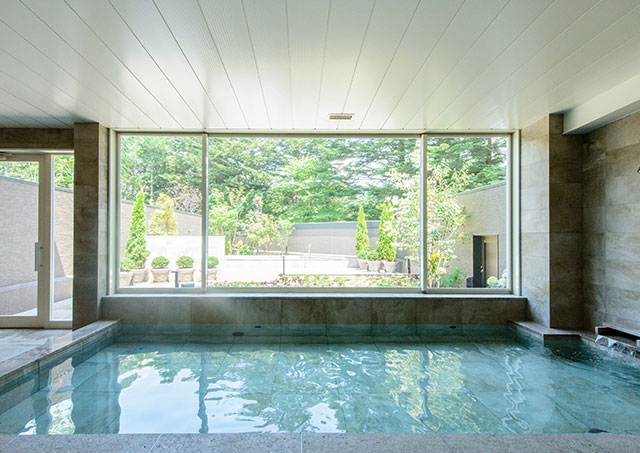 An indoor bath where you can feel the nature of Karuizawa outside the window.