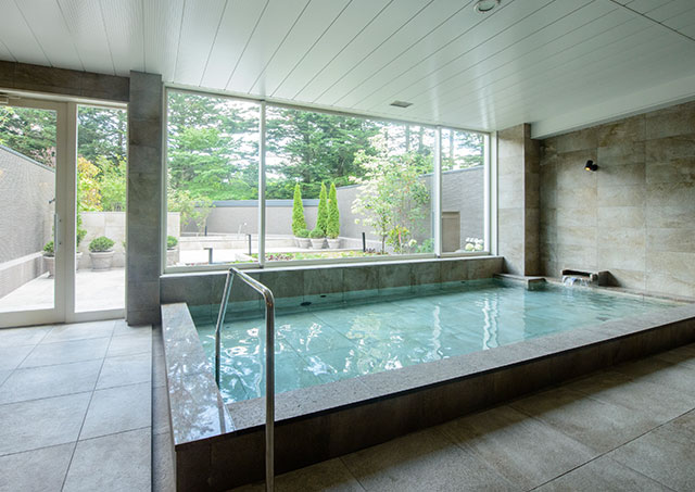 An indoor bath (women's bath) where you can feel the nature outside the window.