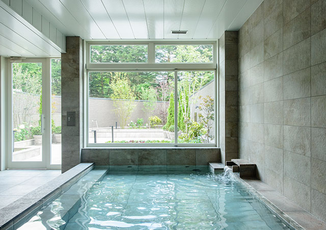 An indoor bath (men's bath) where you can feel the nature outside the window.